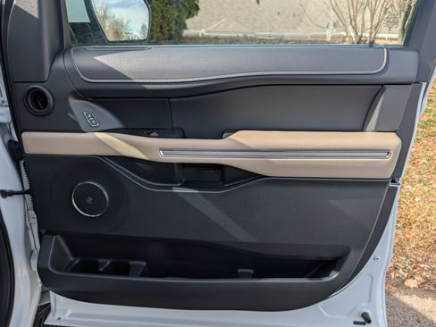 Used 2024 Ford Expedition Limited image 39
