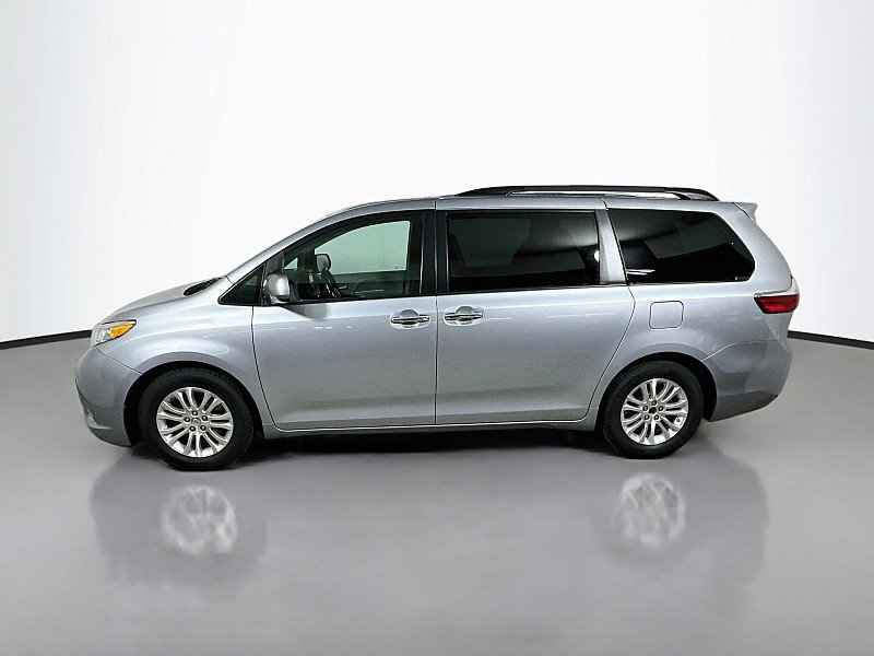Used 2015 Toyota Sienna XLE w/ XLE Navigation Package FWD image 4