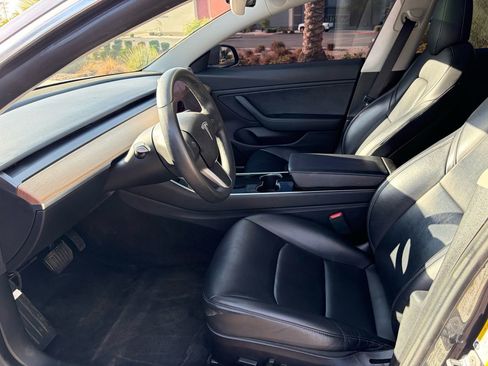 Used 2019 Tesla Model 3 Standard Range image 8
