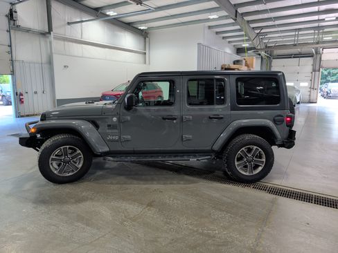 Used 2019 Jeep Wrangler Unlimited Sahara w/ Cold Weather Group AWD/4WD image 5