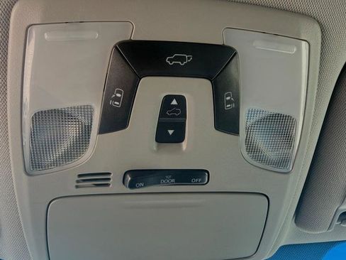 Used 2015 Toyota Sienna XLE FWD image 27