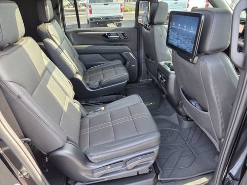 Certified 2025 Chevrolet Suburban High Country AWD/4WD image 18