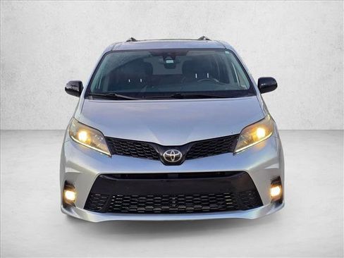 Used 2020 Toyota Sienna SE Premium w/ Nightshade Edition FWD image 2