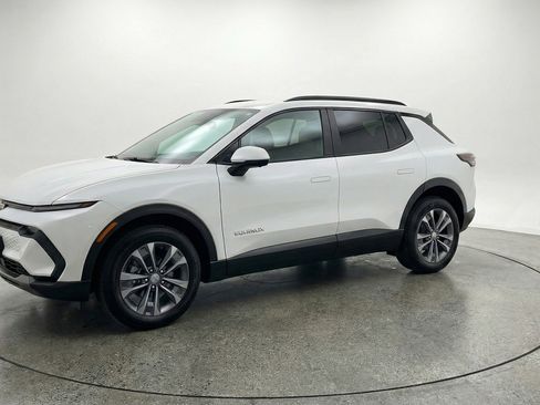 Used 2025 Chevrolet Equinox LT image 3