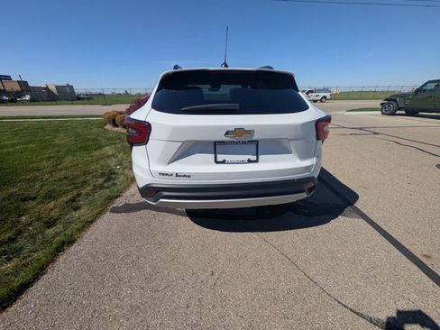 Used 2025 Chevrolet Trax LT w/ LT Convenience Package image 8