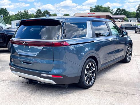 Used 2024 Kia Carnival EX FWD image 6