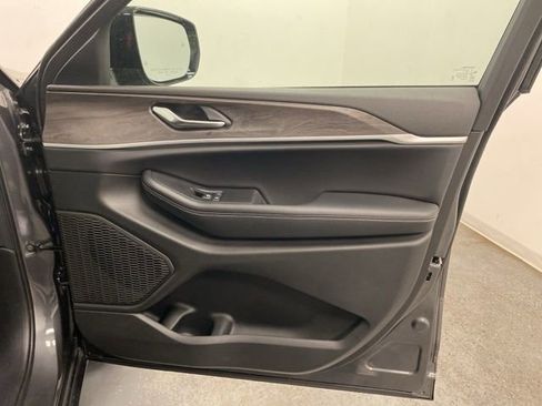 New 2025 Jeep Grand Cherokee Limited image 27