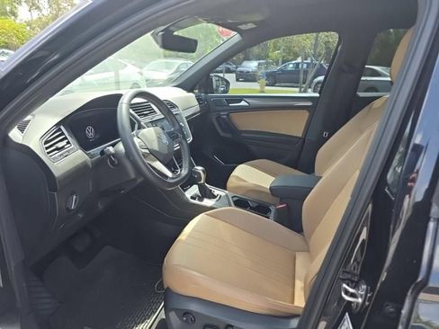 Used 2023 Volkswagen Tiguan SE w/ Panoramic Sunroof Package FWD image 6