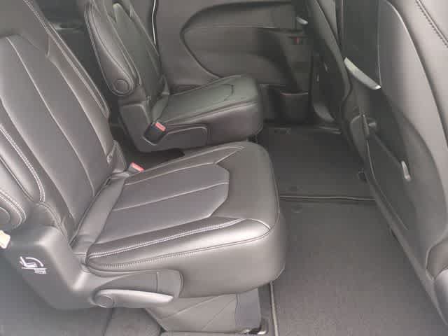 New 2026 Chrysler Pacifica Select FWD image 21