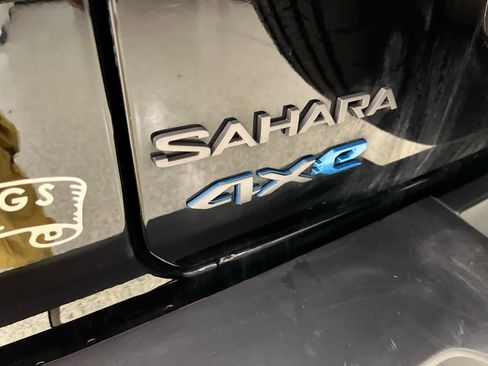 Used 2025 Jeep Wrangler Sahara AWD/4WD image 12