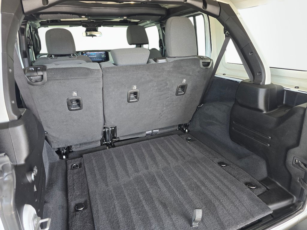 Used 2025 Jeep Wrangler Unlimited Sahara AWD/4WD image 16