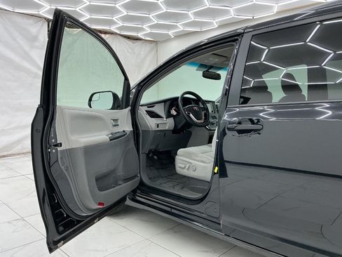 Used 2015 Toyota Sienna LE FWD image 16