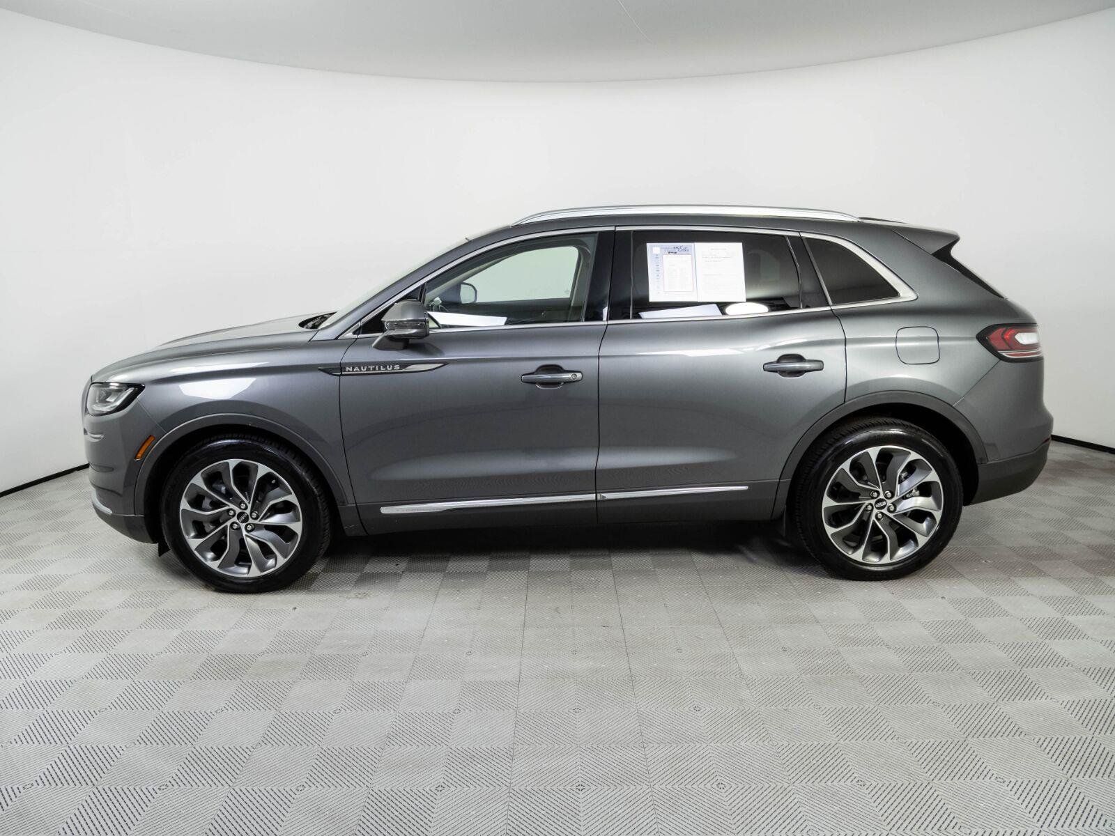 Used 2022 Lincoln Nautilus Reserve AWD/4WD image 2