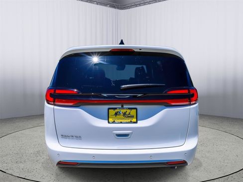 New 2027 Chrysler Pacifica Select FWD image 6