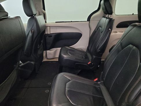 Used 2017 Chrysler Pacifica Touring-L FWD image 18