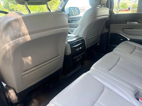 Used 2022 Jeep Wagoneer Series II RWD image 16