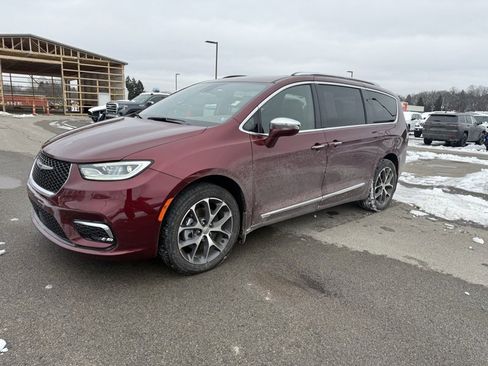 Used 2021 Chrysler Pacifica Limited image 3