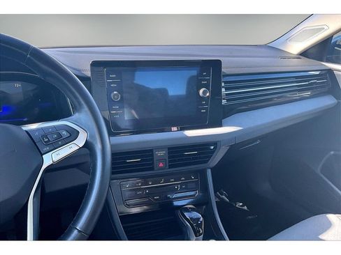 Used 2025 Volkswagen Jetta SE FWD image 9