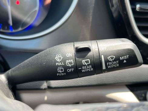 Used 2023 Chrysler Pacifica Touring-L FWD image 16