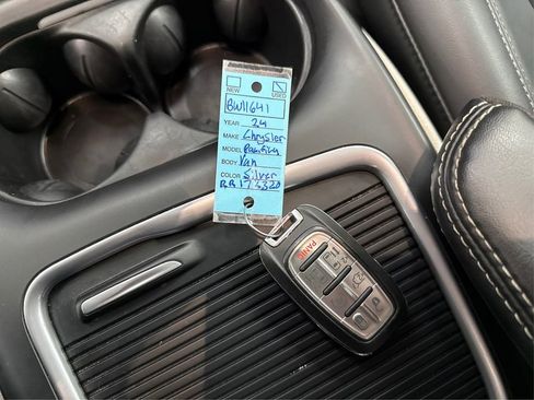 Used 2024 Chrysler Pacifica Touring-L FWD image 41