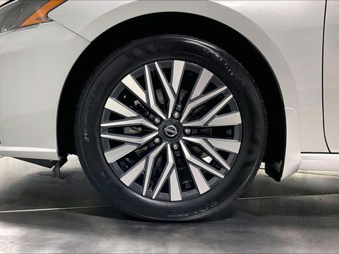 Used 2024 Nissan Altima 2.5 SV w/ SV Premium Package FWD image 9