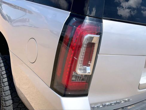 Used 2019 GMC Yukon XL SLT w/ Open Road Package AWD/4WD image 29