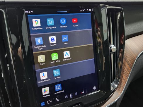 Used 2023 Volvo XC60 B5 Plus image 8