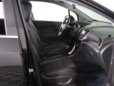 Used 2020 Chevrolet Trax LT w/ LT Convenience Package image 22