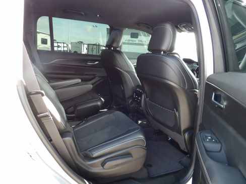 Used 2025 Jeep Grand Cherokee L Laredo image 13