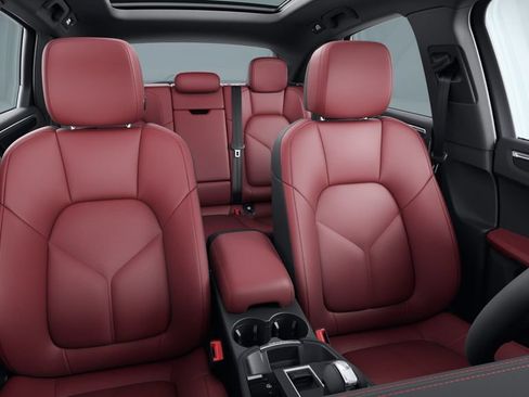 Certified 2025 Porsche Macan AWD/4WD image 5