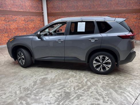 Used 2022 Nissan Rogue SV w/ SV Premium Package image 2
