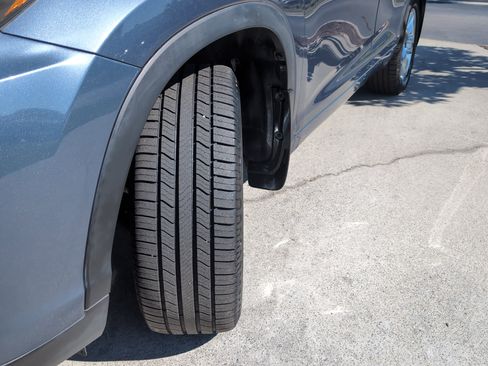 Used 2019 Toyota Highlander Limited w/ Carpet Mat Package (TMS) image 12