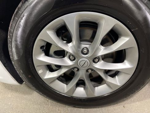 Used 2026 Chrysler Pacifica Limited FWD image 37