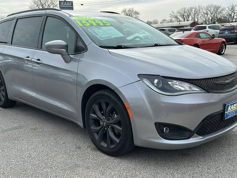 Used 2019 Chrysler Pacifica Touring Plus w/ S Appearance Package image 4