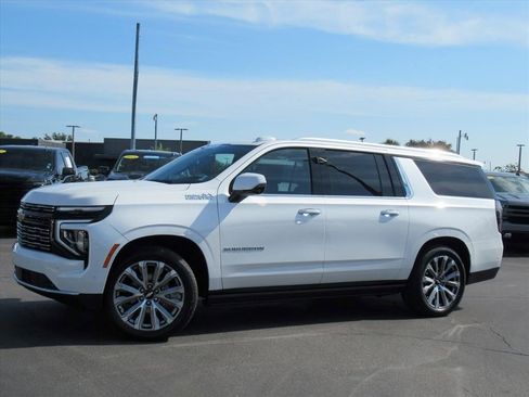 Certified 2025 Chevrolet Suburban High Country AWD/4WD image 2