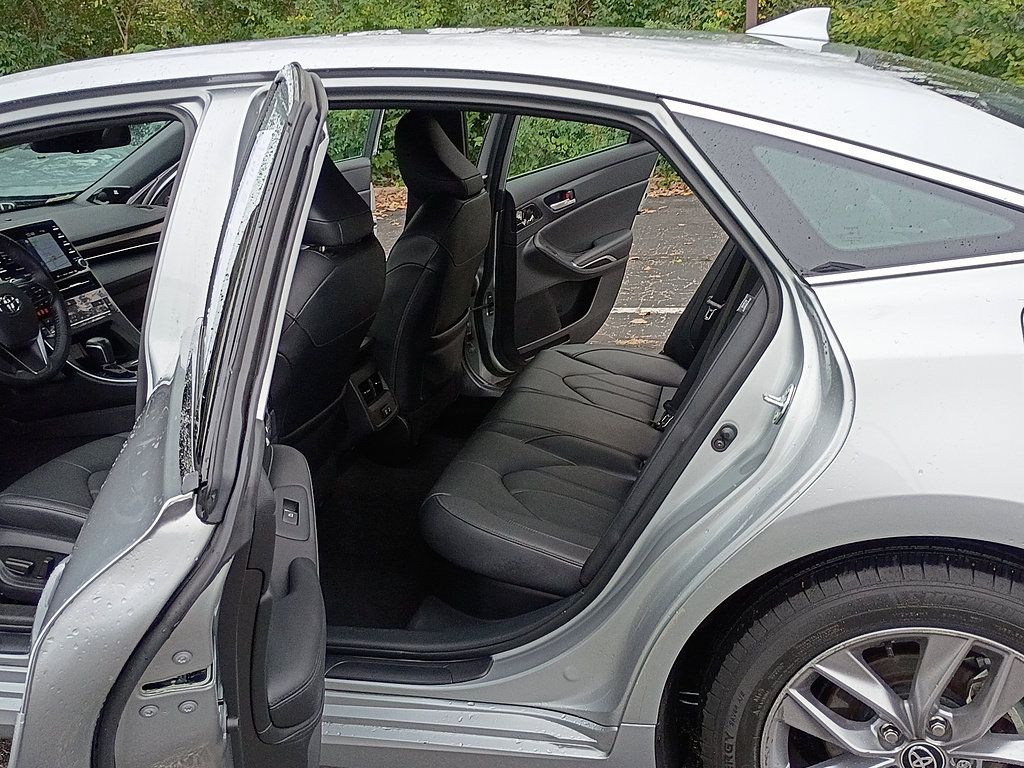 Used 2021 Toyota Avalon XLE w/ Moonroof Package FWD image 13