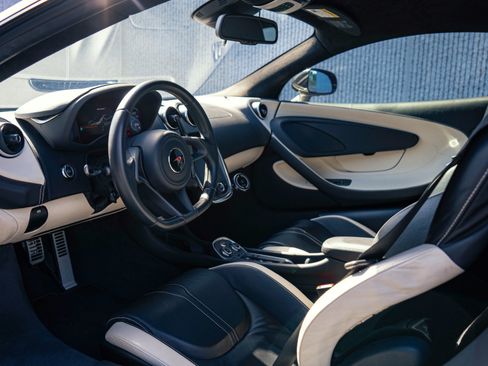 Used 2016 McLaren 570S Coupe RWD image 2
