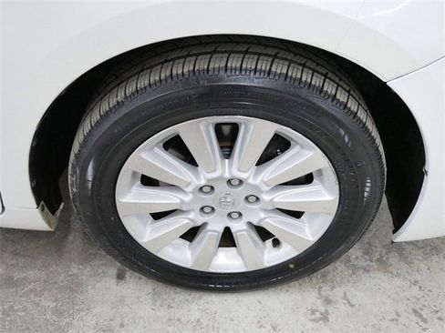 Used 2013 Toyota Sienna XLE image 7