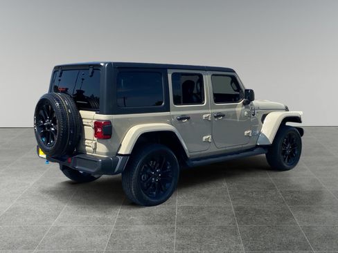 Used 2022 Jeep Wrangler Unlimited Sahara w/ Cold Weather Group AWD/4WD image 5