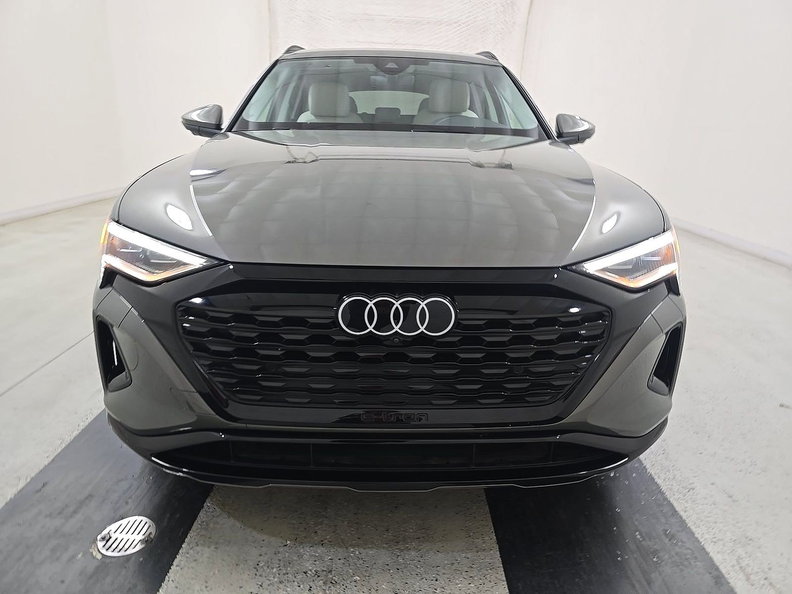Used 2024 Audi Q8 e-tron Premium Plus w/ Premium Plus Package AWD/4WD image 2