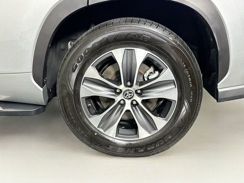 Used 2023 Toyota Highlander XLE image 11