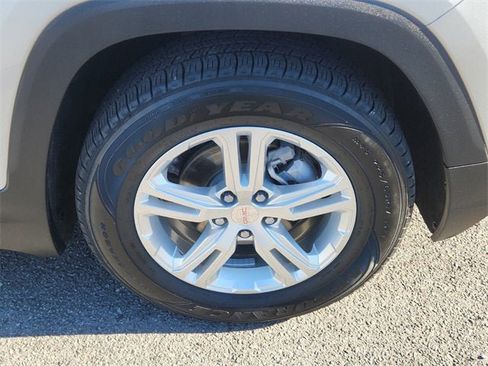 Used 2022 GMC Terrain SLE image 17