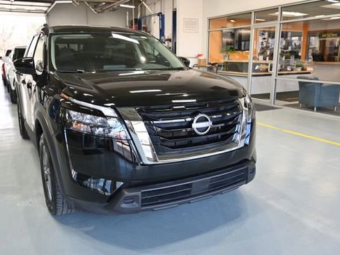 Used 2025 Nissan Pathfinder SV image 3