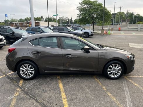 Used 2016 MAZDA MAZDA3 i Touring w/ Popular Equipment Package FWD image 4