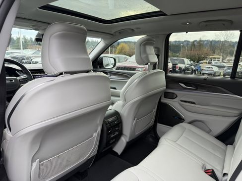 Used 2023 Jeep Grand Cherokee Overland w/ Adv Protech Group III image 31