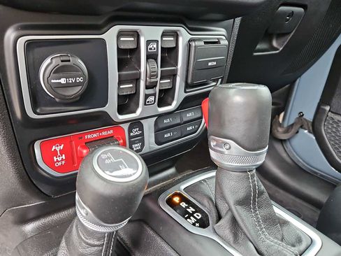 Used 2025 Jeep Gladiator Rubicon w/ Convenience Group AWD/4WD image 21