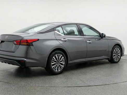 Used 2025 Nissan Altima 2.5 SV FWD image 9