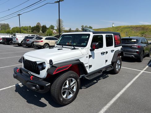 Used 2018 Jeep Wrangler Unlimited Sahara w/ Cold Weather Group AWD/4WD image 2