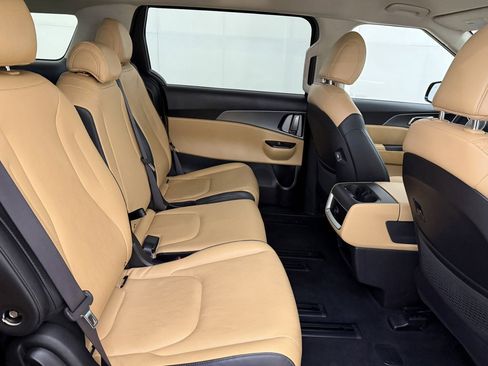 Used 2024 Kia Carnival LX image 12