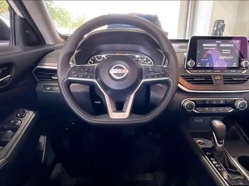 Used 2025 Nissan Altima 2.5 SV AWD/4WD image 5